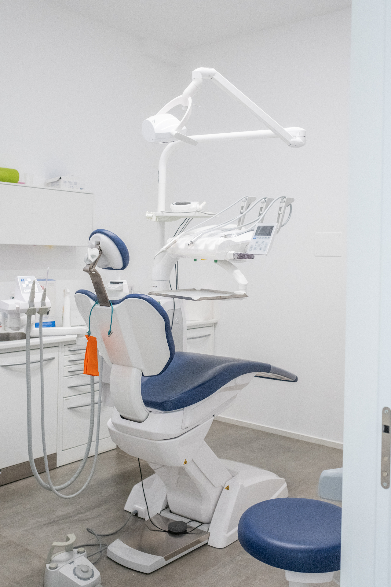 Riunito odontoiatrico in sala operativa di uno studio dentistico